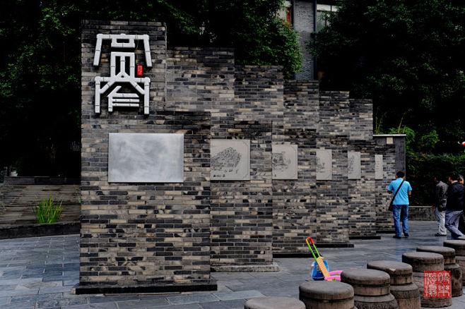 “宽窄巷子”是成都市三大历史文化保护区...