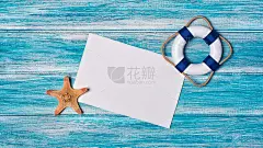 俯视图白色纸卡模型的照片或文字与海星和救生圈