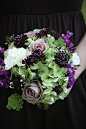 伴娘的捧花；<br/>伴娘的捧花的组成古董绿色绣球花，茄子scabiosa，失忆的玫瑰，白色小苍兰  
