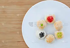 果仁咸蛋春卷，中式面点，白盘木色背景。