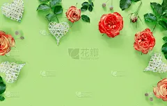 美丽的红色玫瑰与柳条心在精致的绿色纸背景。
创造性的贺卡。