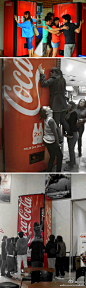 @puting ： 看到可口可乐推出HUG ME拥抱贩卖机: 一个拥抱, 一罐可乐—拥抱贩卖机就有一罐可乐落下来作为奖励，有时候是一群朋友一起拥抱。在2010年可口可乐就也推出类似的，一个3.5米高的贩卖机，要买个可乐需要朋友帮忙，美其名曰Coca Cola Friendship Machine.—-让用户相互联接在一起。<a class="text-meta meta-link" rel="nofollow" href="http://t.cn/z