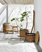 nouvelle-collection-am-pm-jardin-d-interieur-avec-des-paniers-en-osier-plantes-et-tabourets_5499825: 