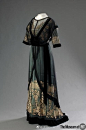 服装｜1910。（这是定时微博，线上上班的我显然仍旧并没有睡醒）
关键词：古着、时尚史、服装史、小裙子设计、复古风格。
图源：Pinterest。
圈组织：#艺术哲人##好物99# @艺术哲人 ​​​​