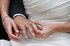 新郎交换结婚戒指