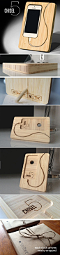 木制的iphone手机支架，很典雅。