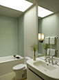 小清新的浴室设计，加上一些植物，有种大自然的气息。
