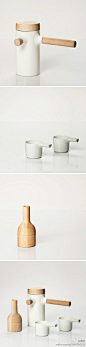 挪威设计师Fredrik Wærnes设计的“Times”系列咖啡器具，包括杯、壶、和糖罐。采用陶瓷与木制的结合，外形的独特之处是笔直手柄与简约线条呈现出的优美和禅意，灵感来源于传统咖啡酿制设备，在其基础上做了简化。web site: http://t.cn/zlAoLah