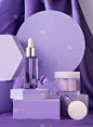 紫色背景上的透明质酸瓶显示在丝绸背景上的几何形状的讲台上