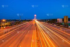 在泰国曼谷的高速公路街道或道路上，汽车灯的痕迹。城市夜间在交通、商业或科技概念。壁纸快速运动速度背景