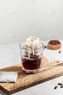 把咖啡袋滴在马克杯里。在家煮咖啡的趋势。