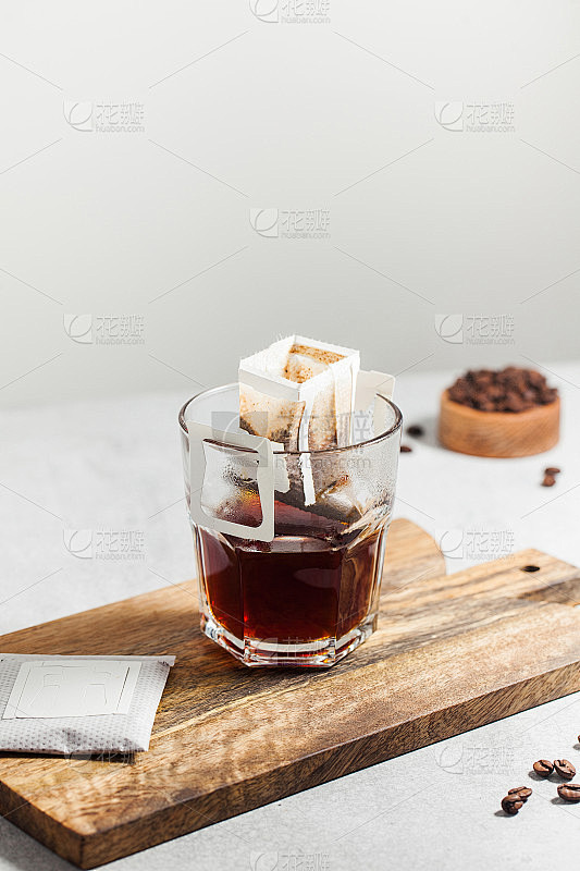 把咖啡袋滴在马克杯里。在家煮咖啡的趋势。