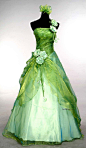 Green Wedding Gown
绿色的婚纱~~哈~非常有生机的色彩，很适合在户外进行的婚礼，问题是新郎要怎样装扮这搭配呢？