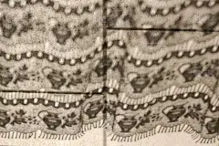 瓷砖地板上的灰色窗帘阴影