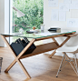 带收纳功能的桌子，是日本设计师 Shin Azumi的作品