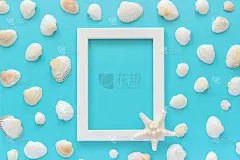 白色框架与海星在蓝色背景和贝壳。创意平铺顶视图模板明信片，设计复制空间的文本