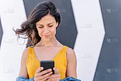 横向的女性与朋友和家人的技术联系。