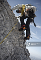 Alpinist rock climbing, on the rope, Zugspitze, Bavaria, Germany - 创意图片 - 视觉中国