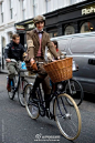 【英国一年一度的The Tweed Run复古骑行赛】Tweed Run对速度没要求，唯一的要求就是参加者无论男女老幼，都必须身着代表英伦经典的粗花呢制成的复古单品骑自行车。。。于是就演变成了一场比谁帅的复古装秀 （视觉志）
