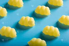 蓝色背景上的汤团意面图案