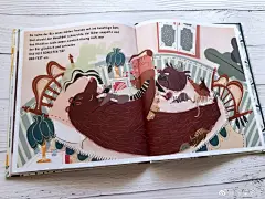 #ZC绘本屋# 
绘本【Hotel Schlafgut】
小熊在皇室生活后却想念森林里的朋友的故事，画面风格比较简洁明快，造型也很有特色哦～
想要的小可爱在评论里找购买链接哦～
儿童插画儿童绘本 ​​​​