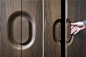 【打开柜门的正确方式】开合柜门，推拉抽屉，简单的一个“打开”动作，往往就是设计师巧妙心思的细节展现。