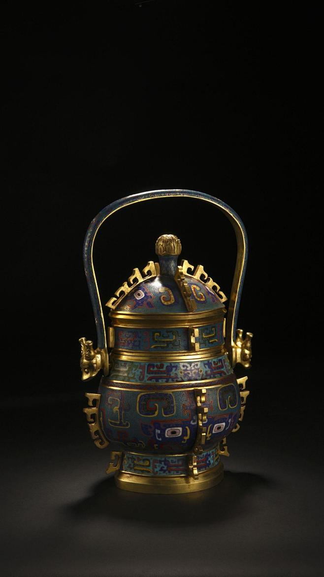 铜掐丝珐琅提梁卣卣yǒu是古代盛酒容器也有说卣是专门盛祭祀用的香酒