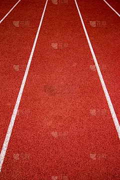 红色跑道运动场上的合成橡胶。