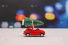红色小车开着圣诞树在屋顶上