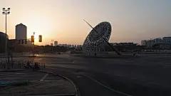 实时鸟瞰上海的摩天大楼和城市道路