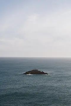 时而宁静时而波涛汹涌的海边
