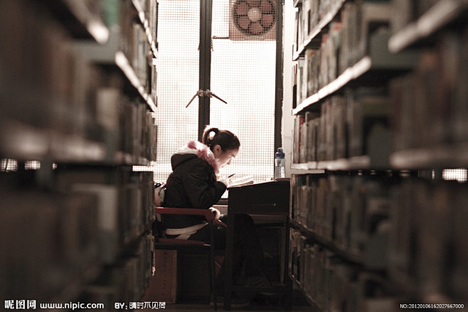 读书的学生