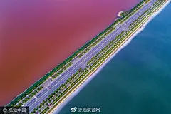 【 气温升高！山西运城盐湖变“鸳鸯锅”了……】2017年5月30日，山西省运城市伴随着气温的不断升高，位于运城市内的盐湖也呈现出不同的色彩，跨湖大道两侧的盐湖水面一侧呈绿色，一侧呈玫瑰红，摇身变成“鸳鸯火锅”。 湖水变色第一是因气温上升，盐湖中矿物质蒸发，第二是因一种嗜盐绿色微藻的作用。