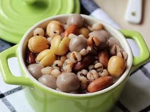 【花生薏米芋圆汤】
食材：花生100克、...