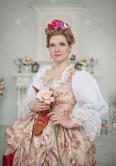 身着中世纪服饰，手持玫瑰的美丽女子_5132474661