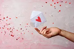 手上的信封上有爱心
