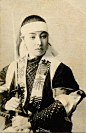 女武芸者（Onna-bugeisha）指的是属于日本封建贵族的一种女武者。武士家族训练他们的女儿，与武士并肩作战，保卫家族和荣誉、协助主人扩大领土。早在著名的武士阶级出现前，日本战士就训练有素，挥舞着剑和矛，女人精通薙刀、怀剑和短刀术。战争中参与战斗的女性很多，通常与男武士在一起。统计表明战 ​​​​...展开全文c