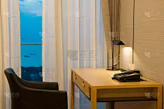 木桌和黑色椅子