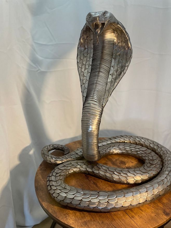 真人大小的金屬眼鏡蛇雕塑，長 12 英尺...