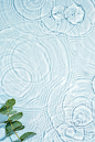 蓝色水质表面有环带和波纹温泉概念背景