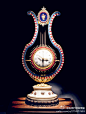 【乾隆的“钟级”梦想】清乾隆皇家鎏金彩石饰里拉琴式钟，此钟整器设计灵感来源于法国路易16时代的里拉琴。有趣的是他的外壳是受法国影响，但是表面却是典型的1790英国的制表技术，尤其是表的分针部分。估价: RMB3,000,000-3,500,000 拍卖场中的那些价值连城，请关注@拍卖行精品赏鉴