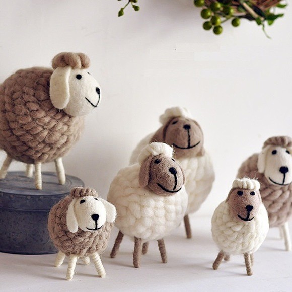 羊毛毡材质小绵羊摆件，胖乎乎圆滚滚的样子...