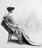 唐顿庄园里女主人Cora Crawley的原型——马尔伯勒公爵夫人（原名Consuelo Vanderbilt）。她是美国铁路大亨威廉·范德比尔特的女儿，1877年出生于纽约。年轻的Consuelo被母亲强迫嫁给英国马尔伯勒公爵九世，获得贵族头衔。这位伯爵娶她，是为了获得她家族的财产，以维持自己庄园的运作。这次联姻，使他从 ​​​​...展开全文c
