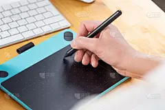 手的平面设计师工作与针和平板