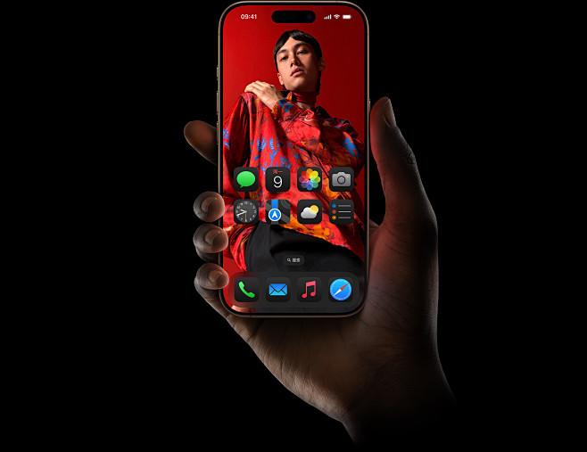 iPhone 16 Pro 展示 iOS...