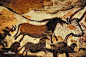 旧石器时代——洞窟艺术壁画之拉斯科洞窟壁画
拉斯科洞穴，位于法国韦泽尔峡谷。1940年9月，4名少年在法国多尔多涅的拉斯科山坡偶然发现了该洞。洞穴中的壁画为旧石器时期所作，至今有已有1.5万到1.7万年历史，其精美程度有“史前西斯廷”之称。
人类开始有计划地改造山洞，让它不再纯然是大自然的产物，开始有了人类自己的印记。最有名的证据就是法国等地一些山洞中发现的原始人的壁画（右图是法国Lascaux山洞壁画，此类壁画中最有名者）。这些就是最原始的“装饰”。人类的创造力从此开始显现。