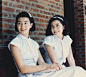 一组钟楚红、张曼玉1988年拍摄的《流金岁月》电影剧照在微博热传。照片中两人白衣短发，气质干净，被赞小清新。