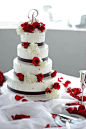 摄影,厨房器具,食品,桌子,甜食_499503327_4 tier Wedding Cake_创意图片_Getty Images China