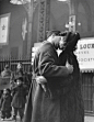 离别的车站。1943年著名摄影师Alfred Eisenstaedt用相机记录下了动人一幕，准备前往二战战场的士兵与他们的情人在纽约宾州车站的温柔告别。 ​ ​​​​