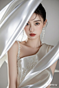 美丽的模特，东方女生，温柔，气质，高定礼服，大眼睛，甜美，唯美意境，高级感，面部细节完美，人物细节精致，清透，奇幻的光影，细腻的光泽，磨砂质感，缎带，艺术感背景，高级感色调，美神雕塑，高度细节，白色高